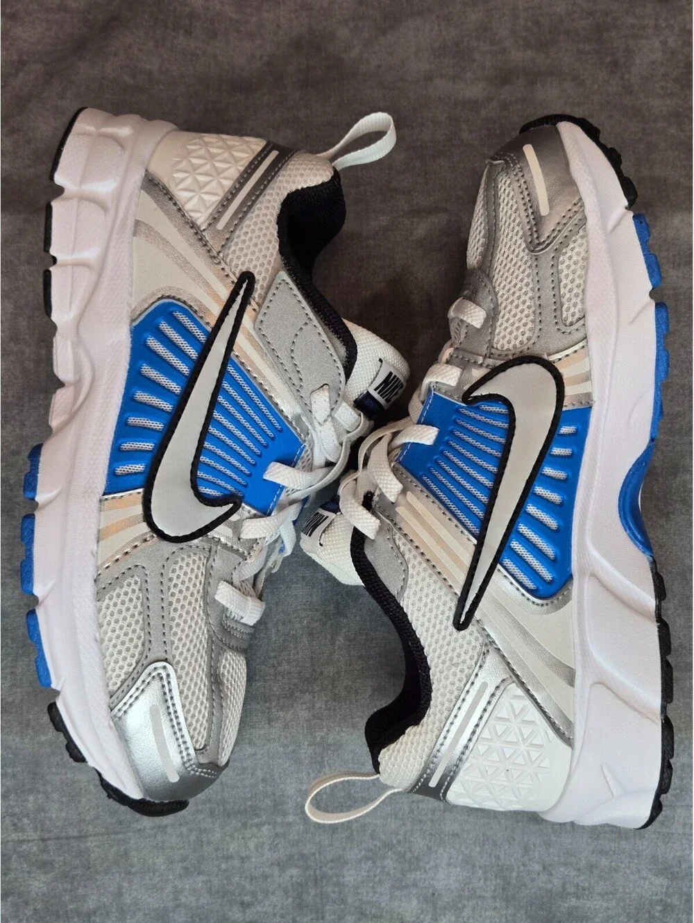 Nike Vomero 5 - White / Metallic Silver / Blue (HF6999-105) Youth Size 2Y NEW